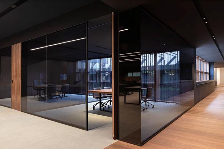 通過光線明暗對比、色彩冷暖對比、材料質地對比等